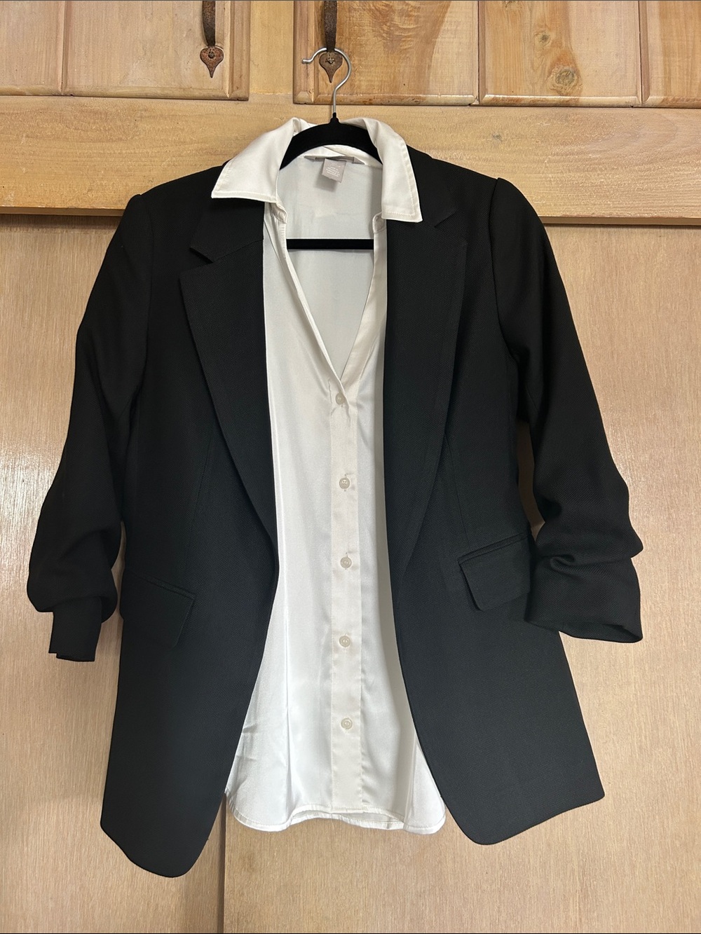 Classic H&M women’s Cream Button-Down Shirt - Picture 3 of 3